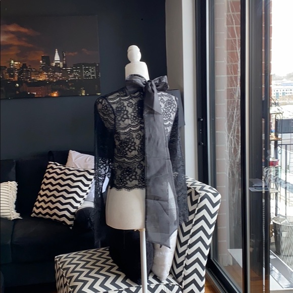 Lace blouse size s bow tie on back very soft - Picture 2 of 5